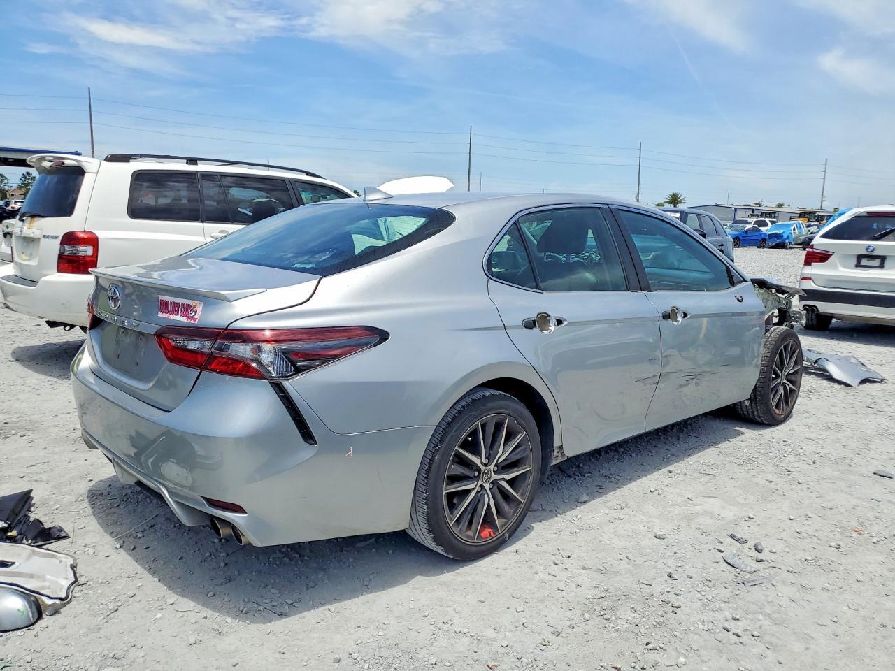 2021 Toyota Camry Se - Фото 3