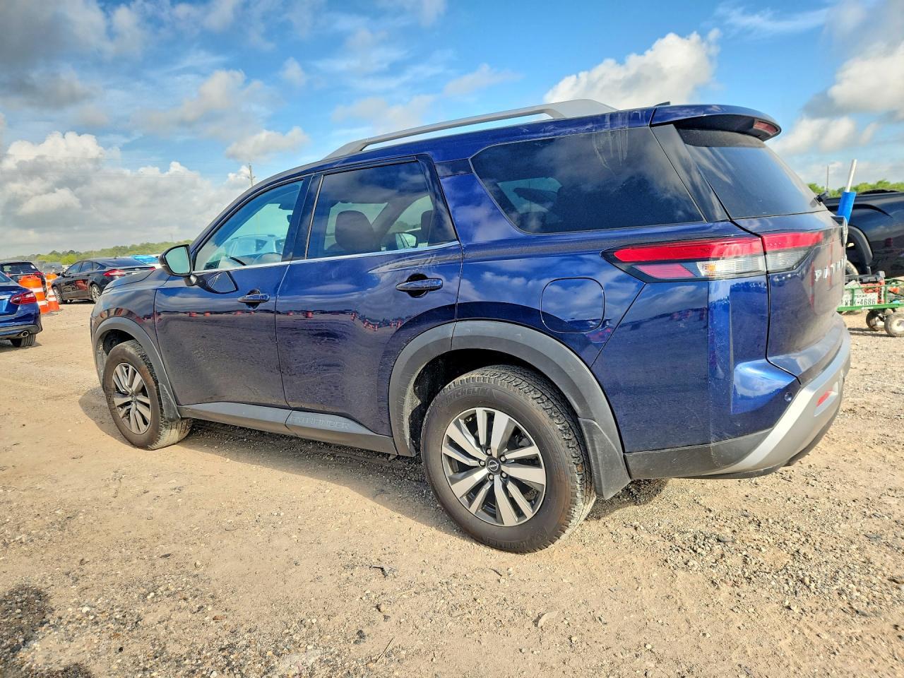 2024 Nissan Pathfinder Sl - Image 2