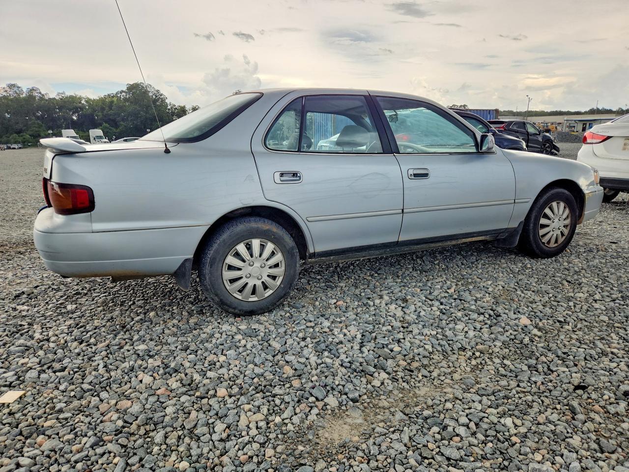 1995 Toyota Camry Le - Image 3