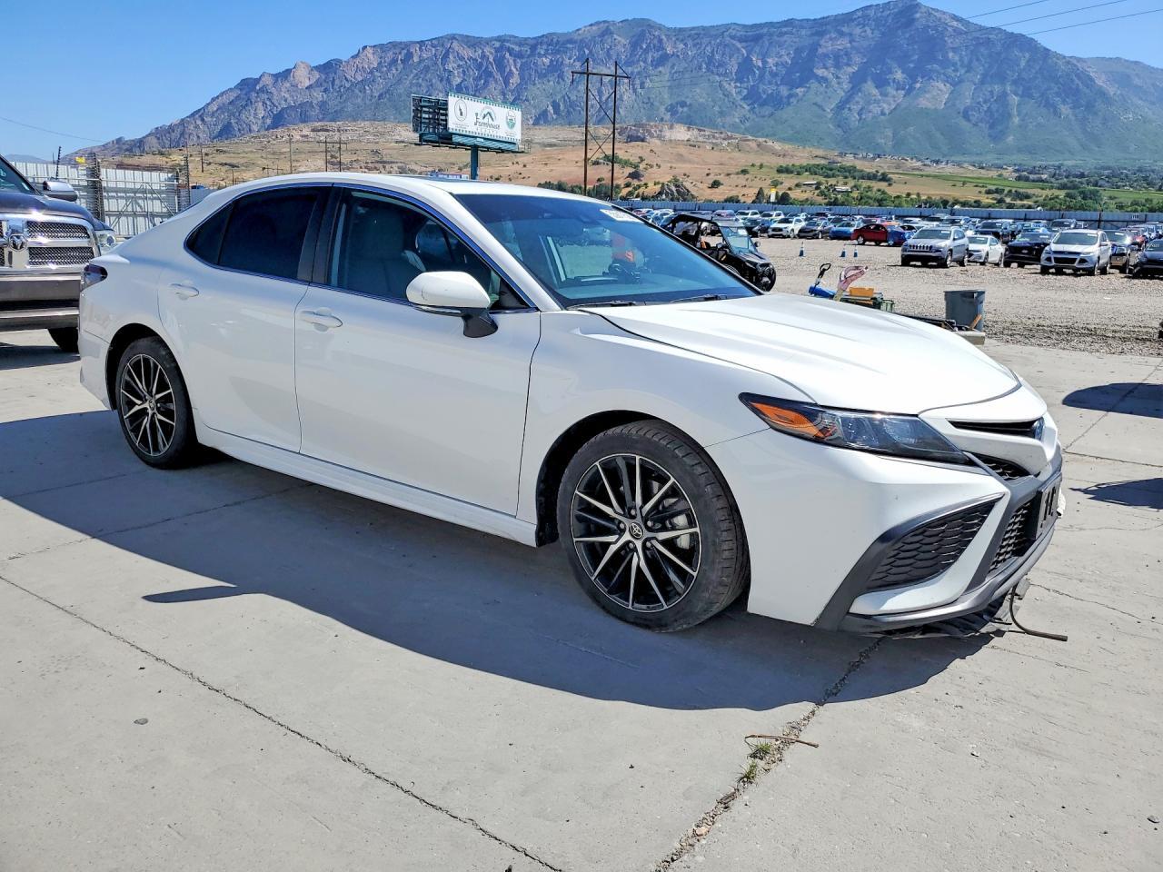 2022 Toyota Camry Hybrid Se - Image 4