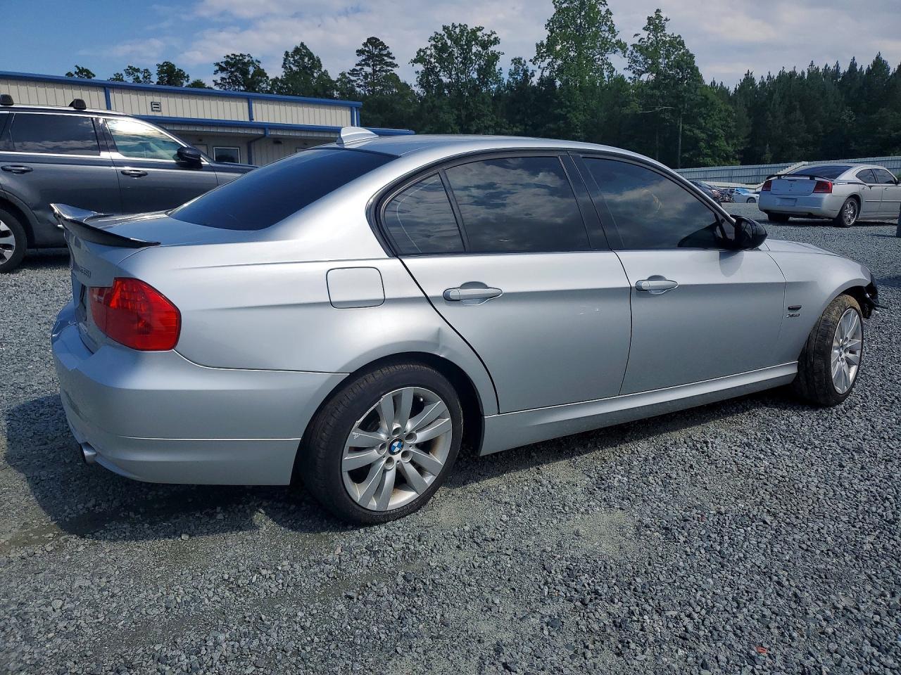 2010 BMW 335 Xi - Image 3