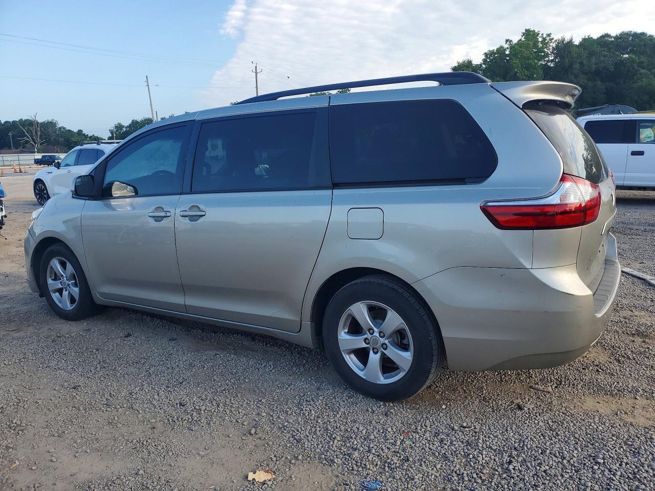 2017 Toyota Sienna Le - Image 2
