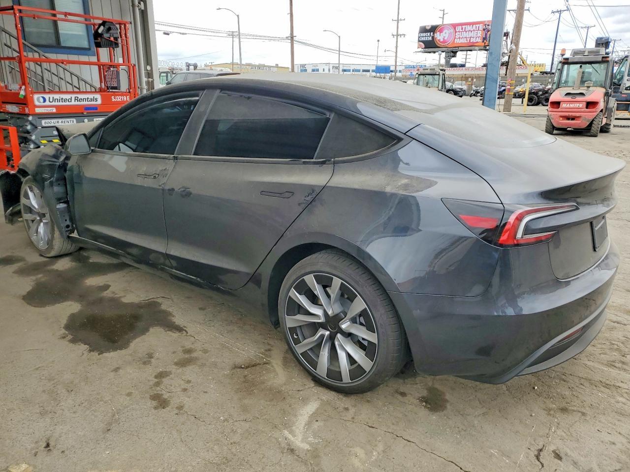 2026 Tesla Model 3 - Фото 2
