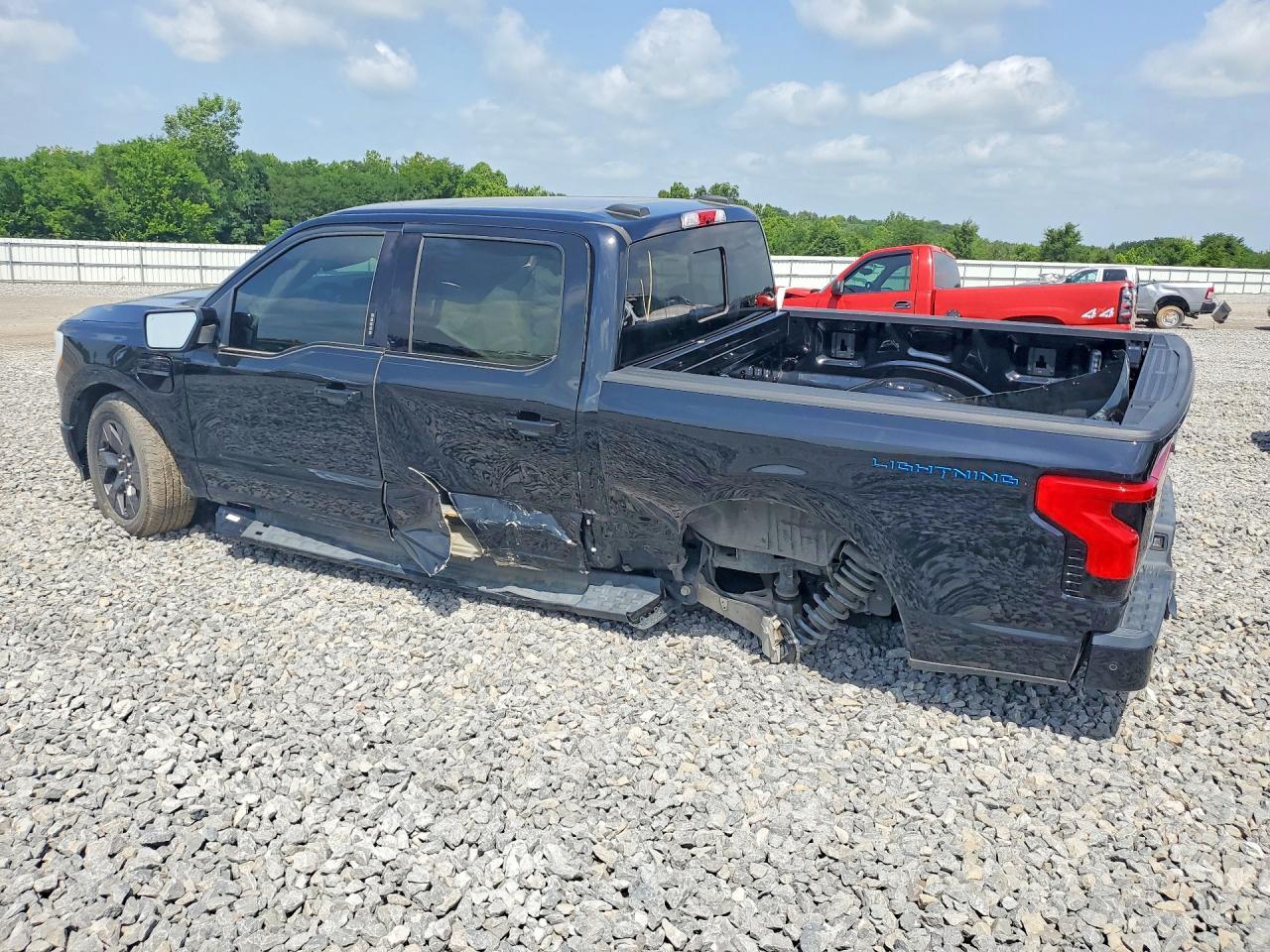 2023 Ford F150 Lightning Pro - Фото 2
