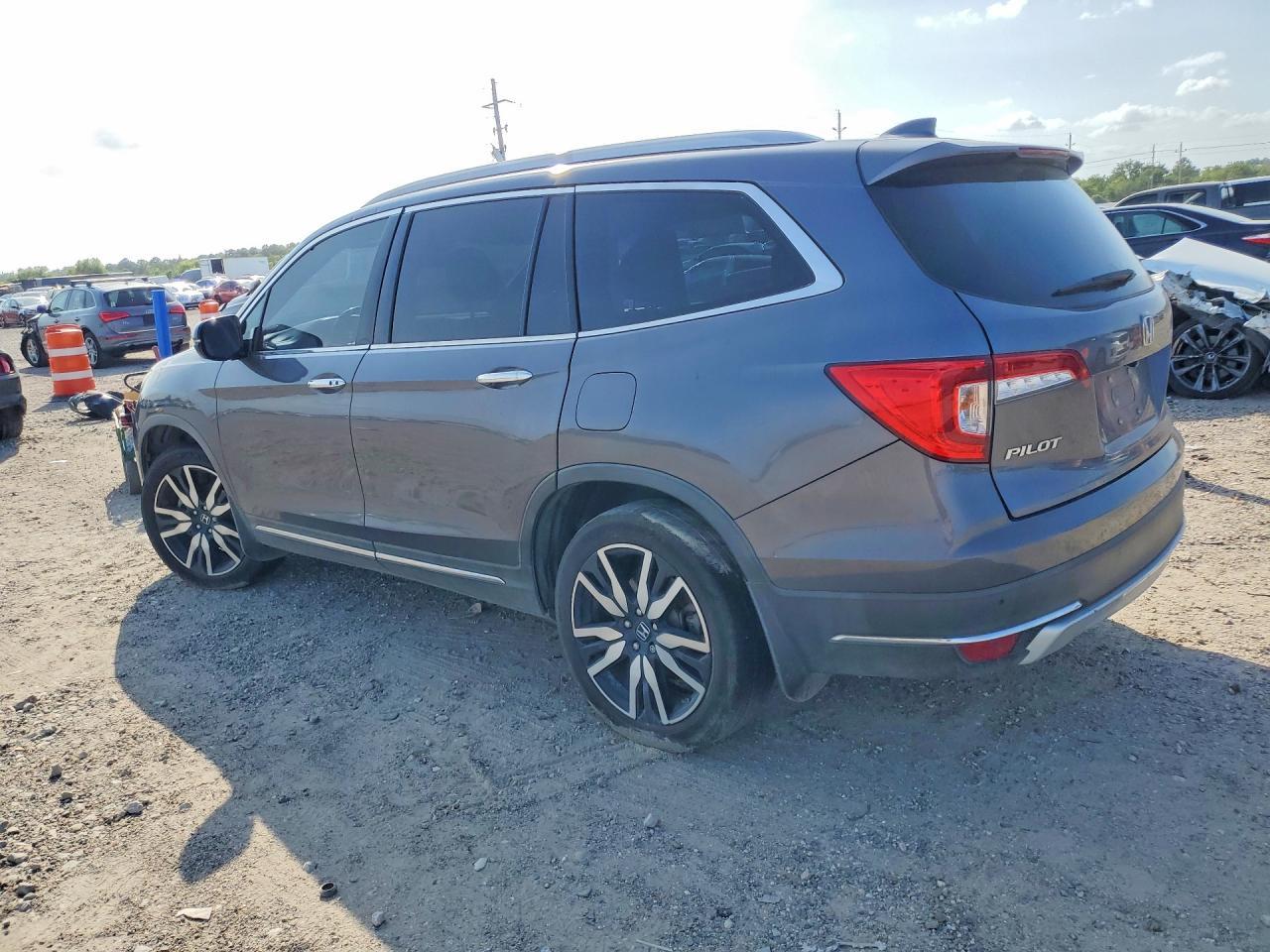 2020 Honda Pilot Touring - Image 2