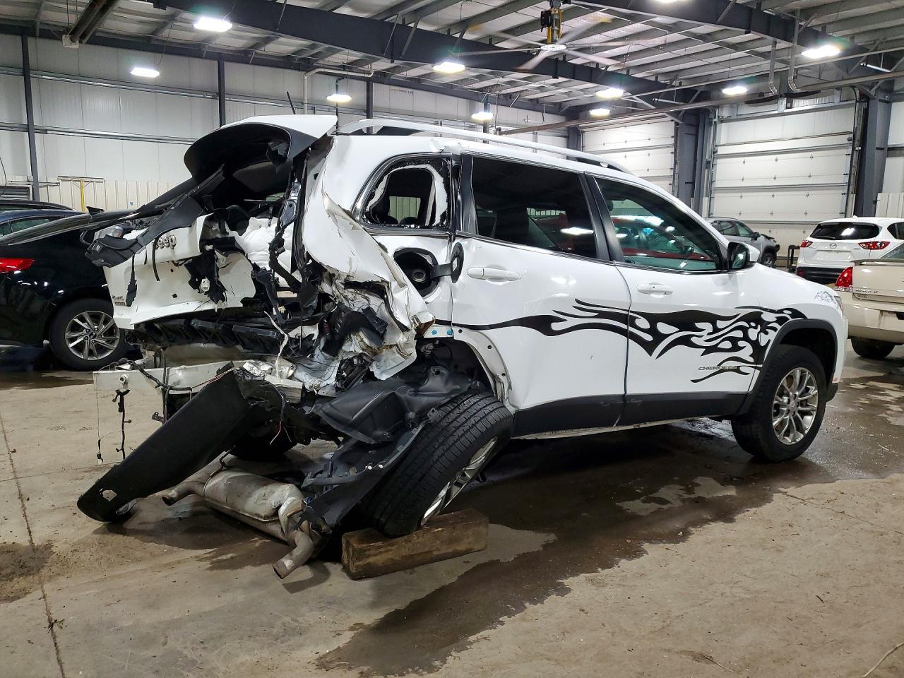 2019 Jeep Cherokee Latitude Plus - Image 3
