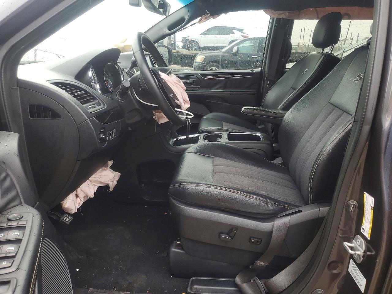 2016 Chrysler Town & Country S - Image 7