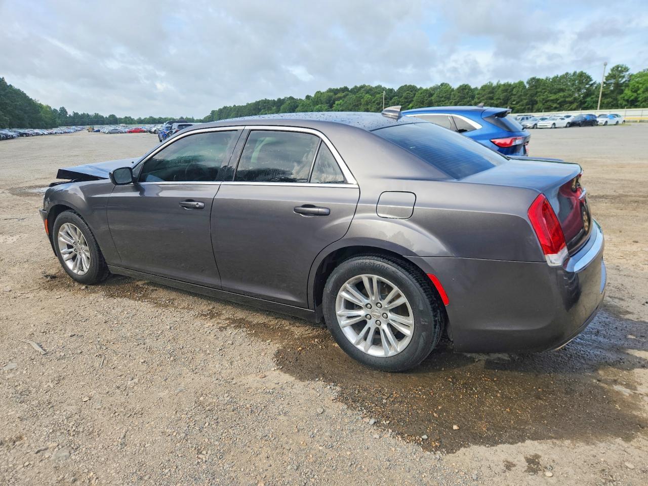 2019 Chrysler 300 Touring - Фото 2