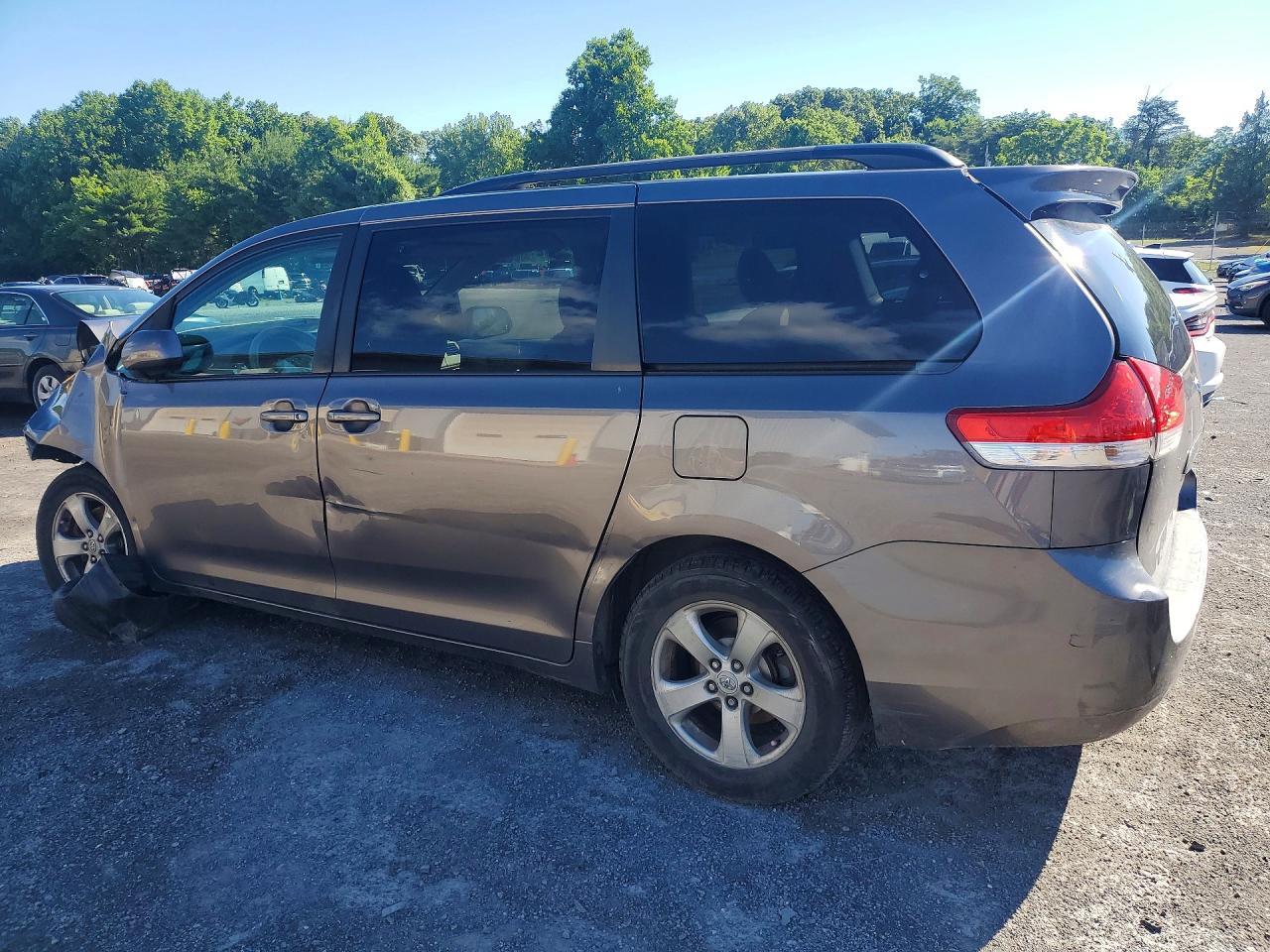 2011 Toyota Sienna Le - Фото 2