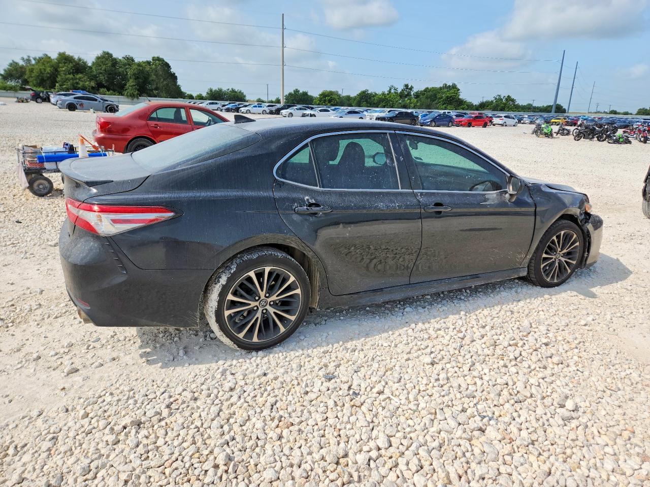 2019 Toyota Camry Se - Image 3