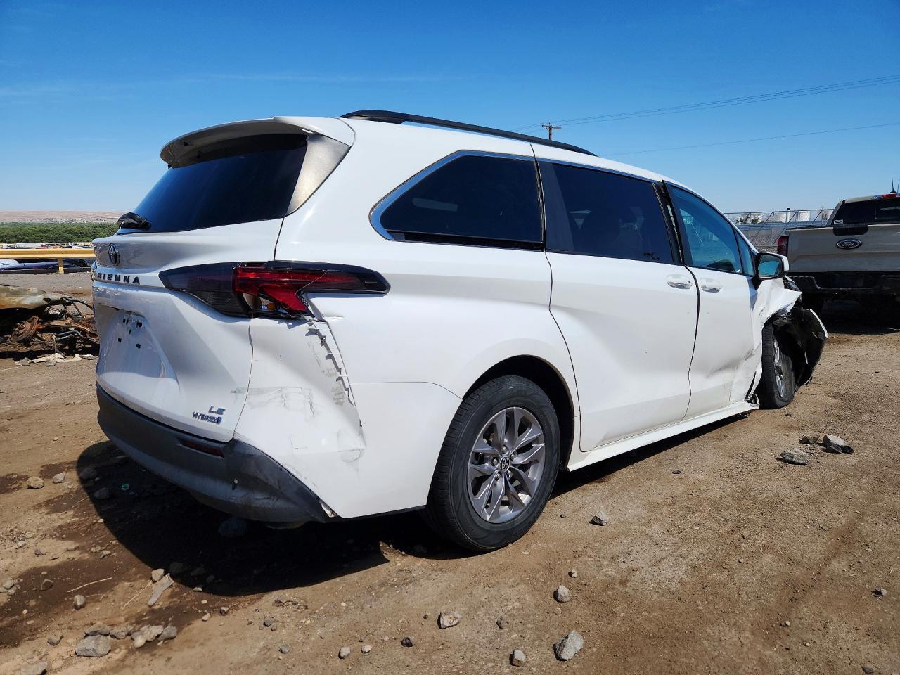 2023 Toyota Sienna Le - Image 3