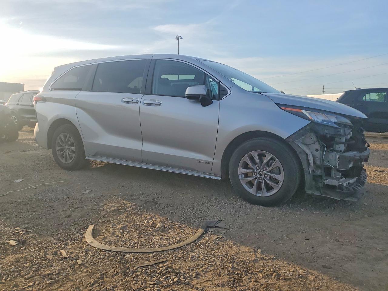 2021 Toyota Sienna Le - Фото 4