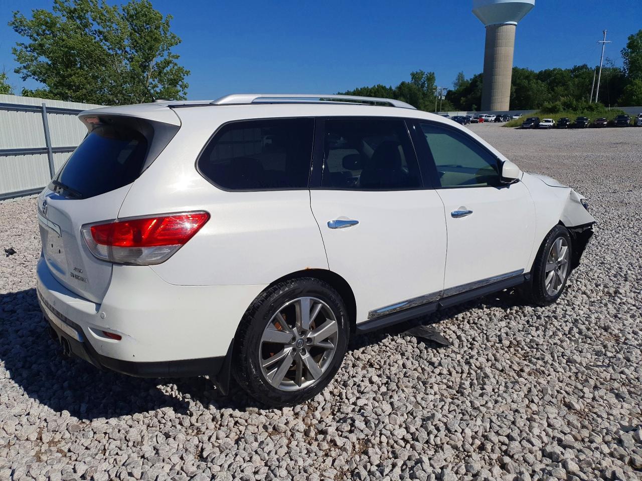 2013 Nissan Pathfinder S - Image 3