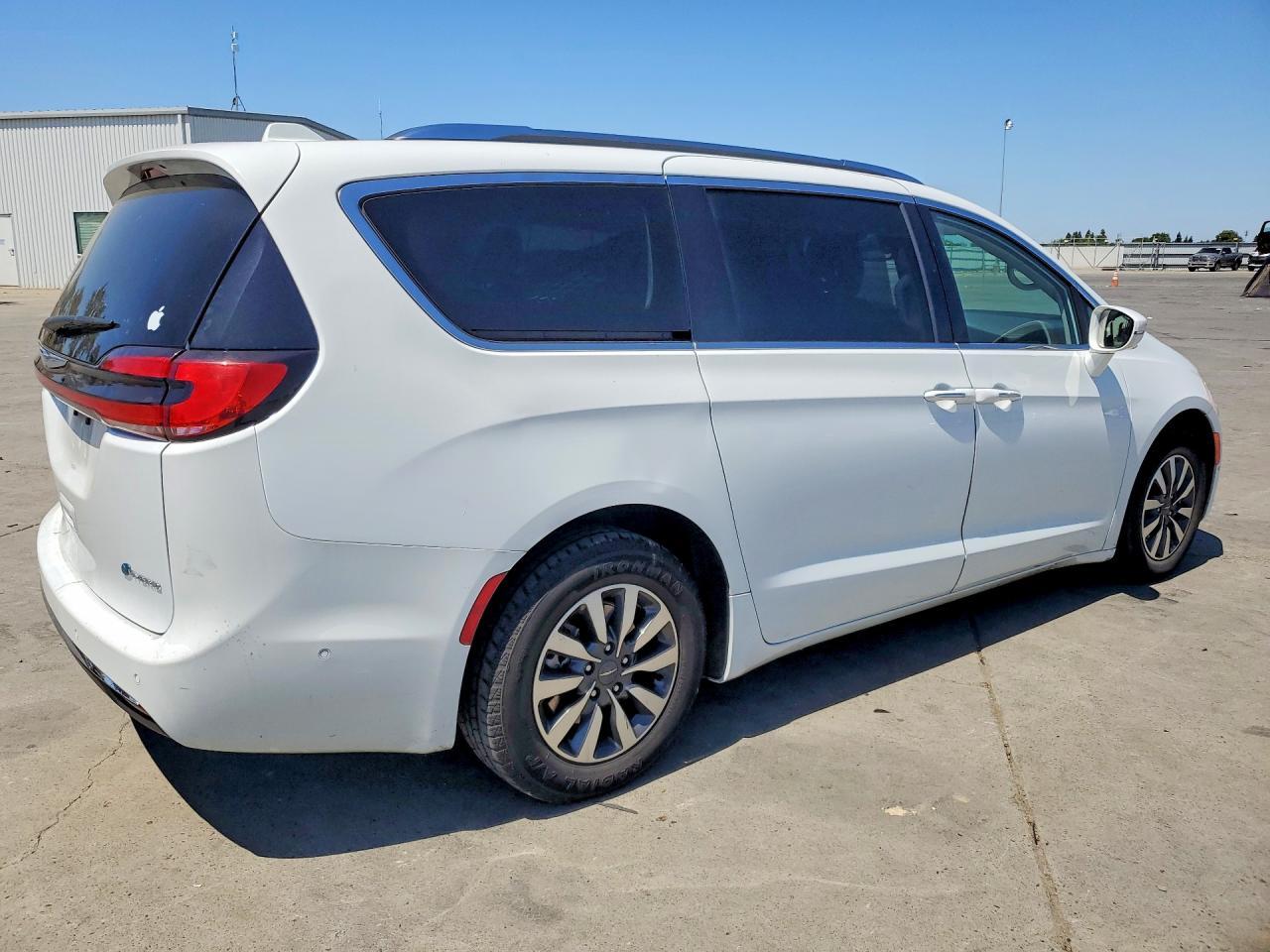 2021 Chrysler Pacifica Hybrid Touring L - Image 3