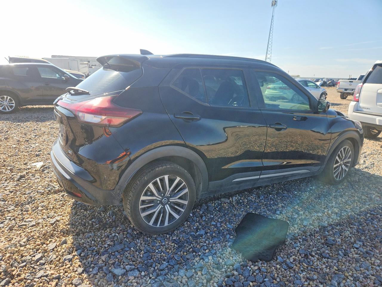 2021 Nissan Kicks Sr - Image 3