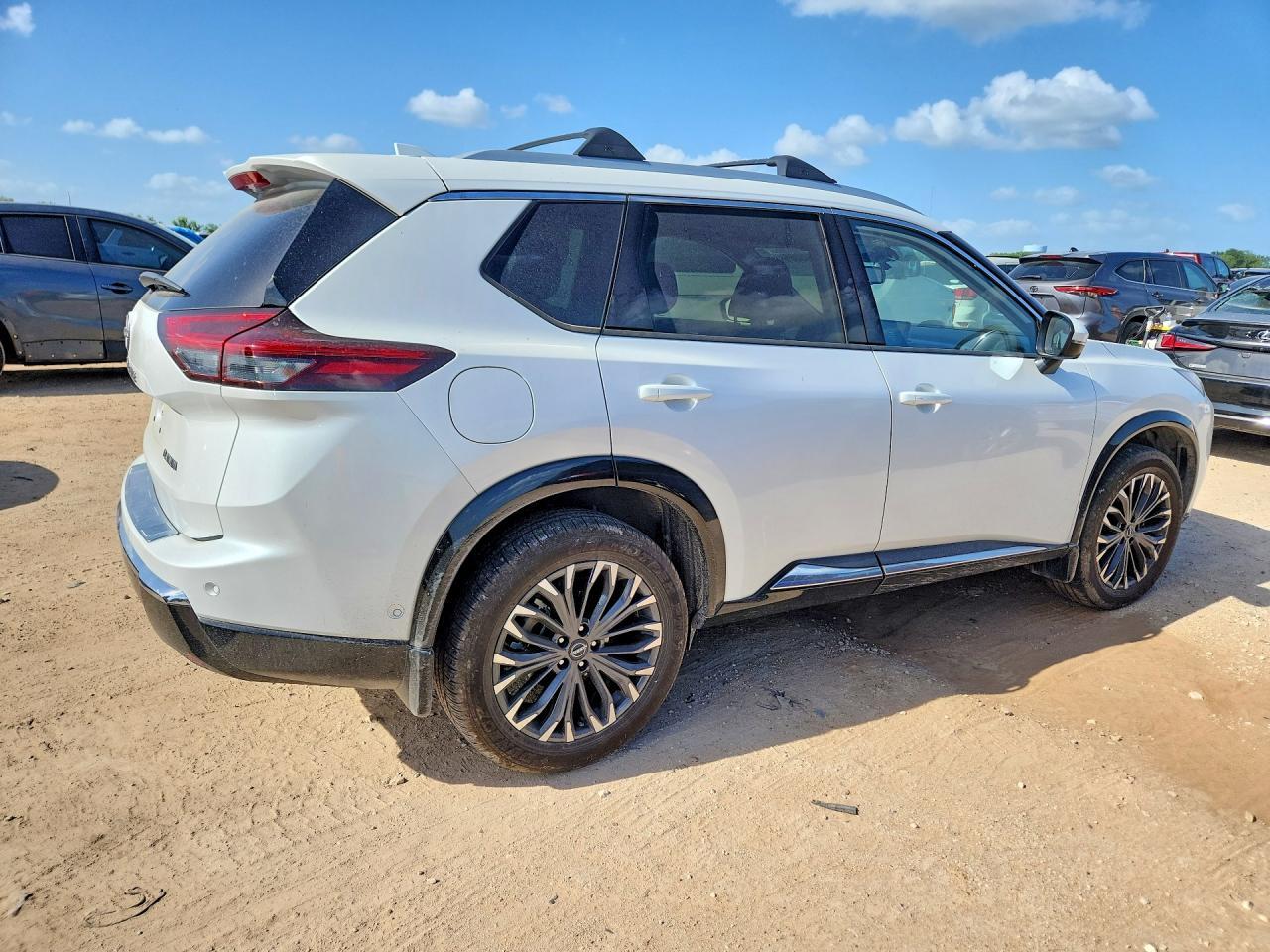 2025 Nissan Rogue Platinum - Image 3