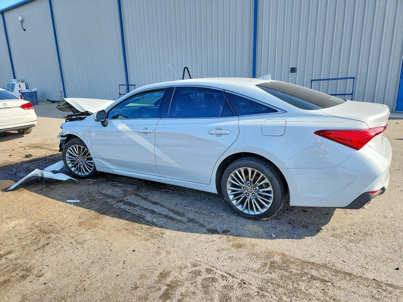 2022 Toyota Avalon Limited - Фото 2