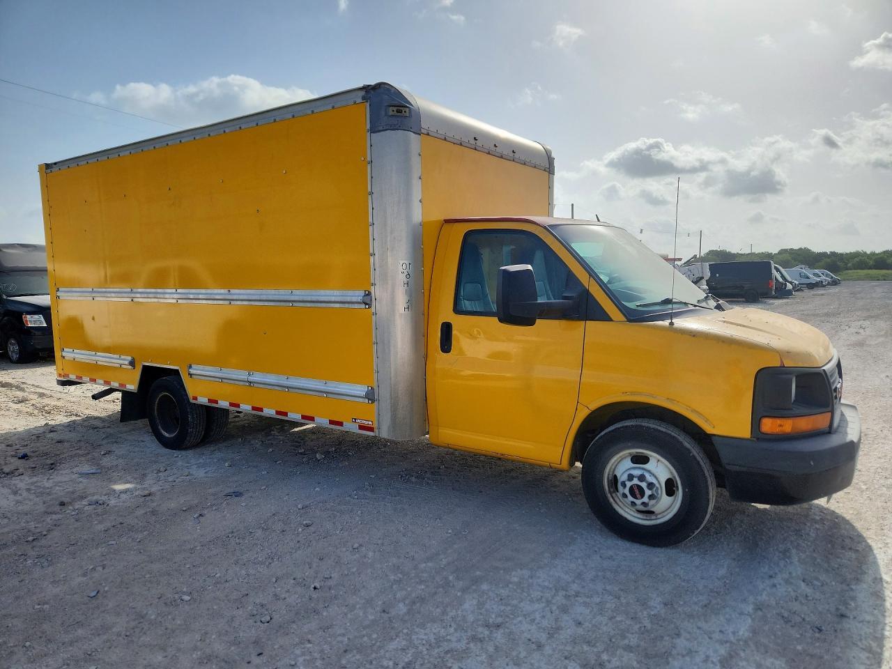 2015 GMC Savana Cutaway G3500 - Фото 4