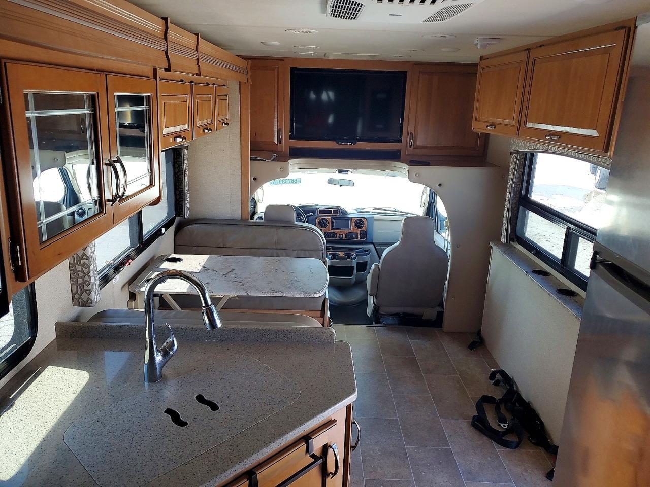 2017 Ford Econoline E450 Super Duty Cutaway Van - Фото 5