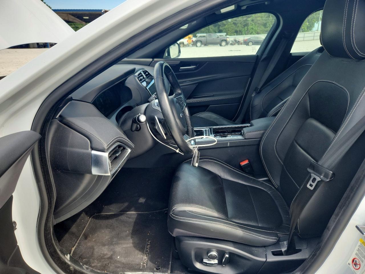 2019 Jaguar Xe - Image 7