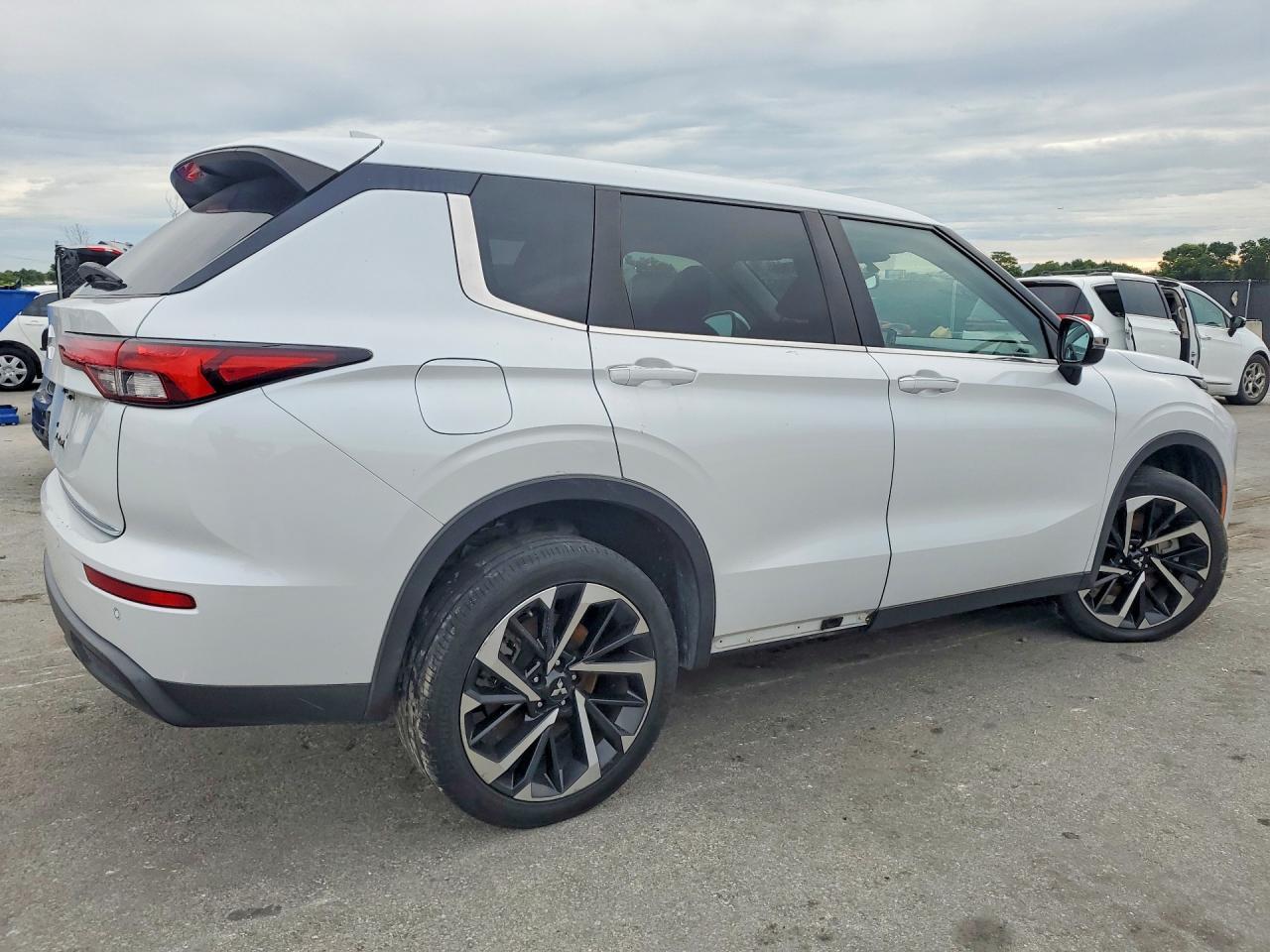 2022 Mitsubishi Outlander Es - Фото 3