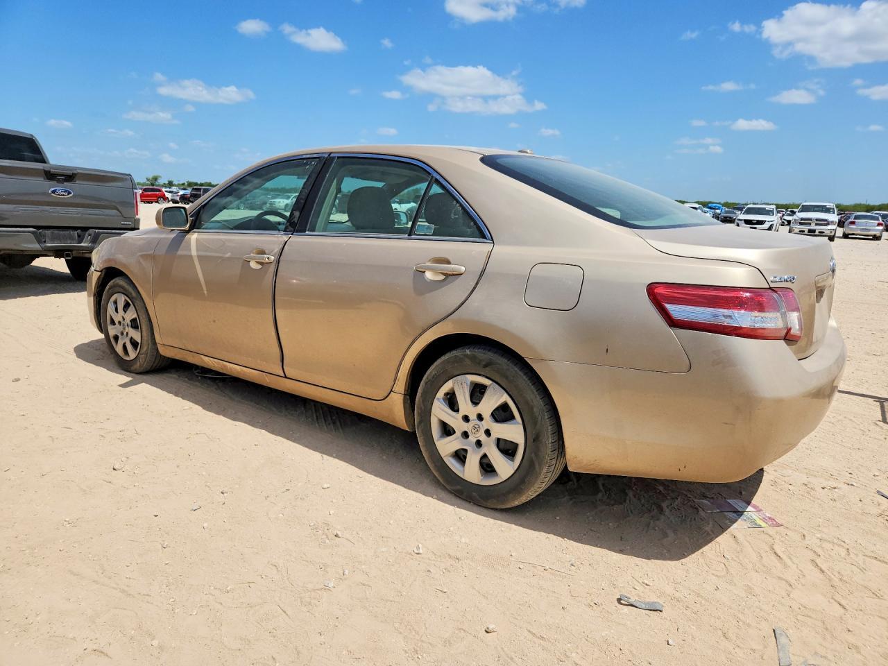 2010 Toyota Camry Le - Фото 2