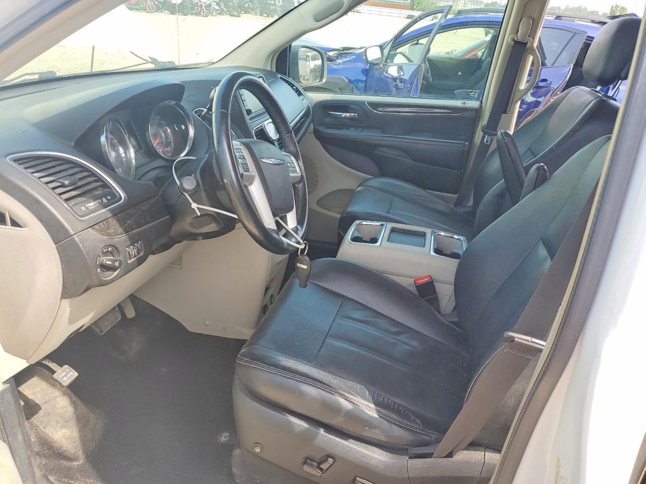 2015 Chrysler Town & Country Touring - Image 7