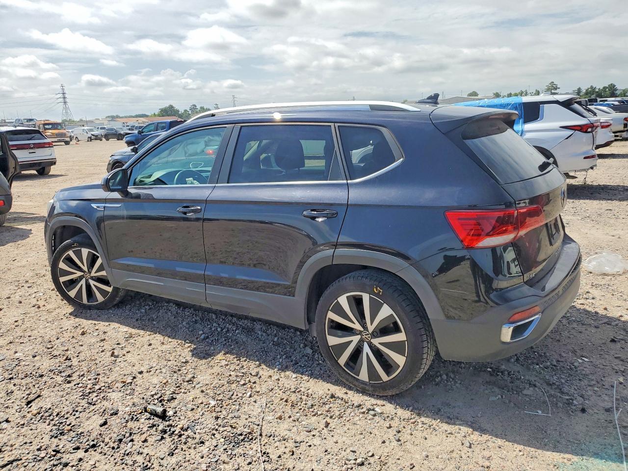 2022 Volkswagen Taos Se - Фото 2