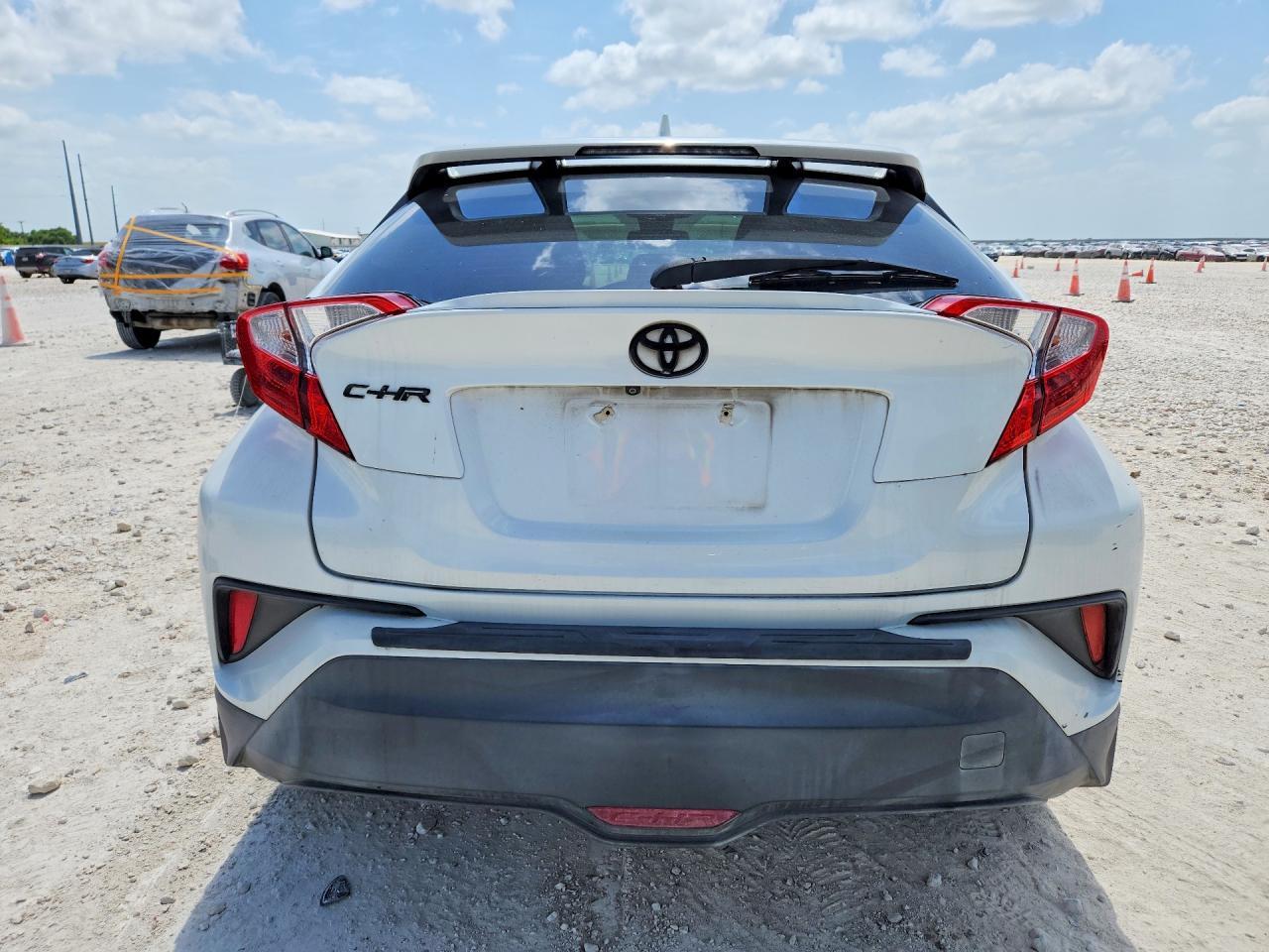 2018 Toyota C-Hr Xle Premium - Image 6
