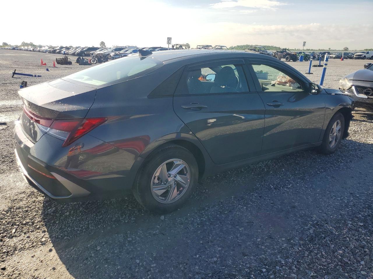 2026 Hyundai Elantra Se - Image 3