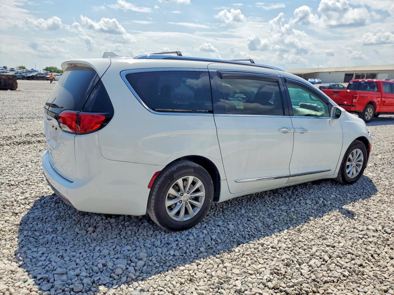 2018 Chrysler Pacifica Touring L - Фото 3