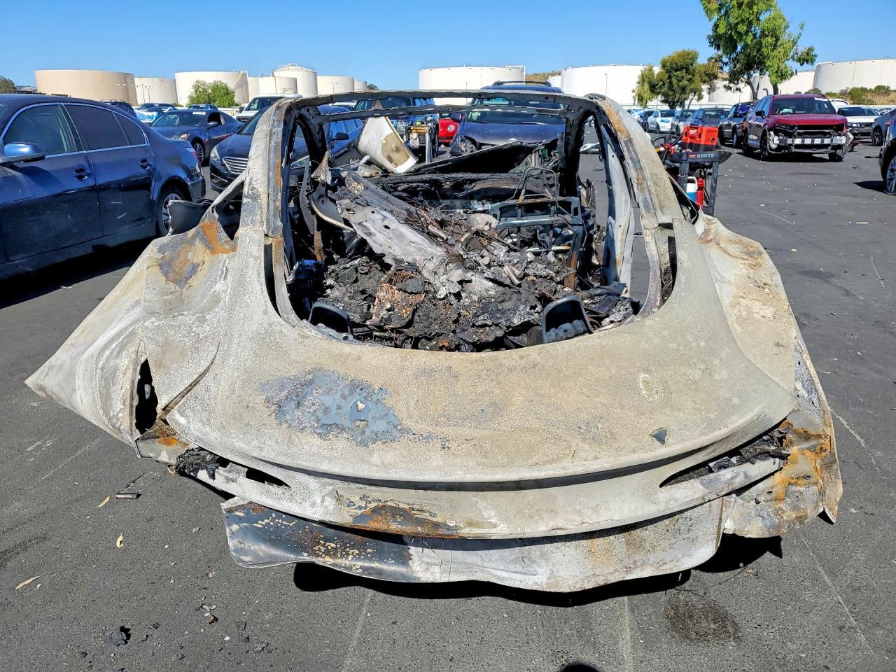 2025 Tesla Model 3 - Фото 6