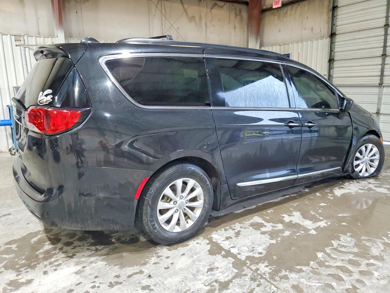 2017 Chrysler Pacifica Touring L - Image 3