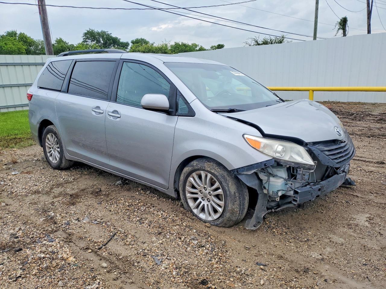2015 Toyota Sienna Xle 8-Passenger - Image 4