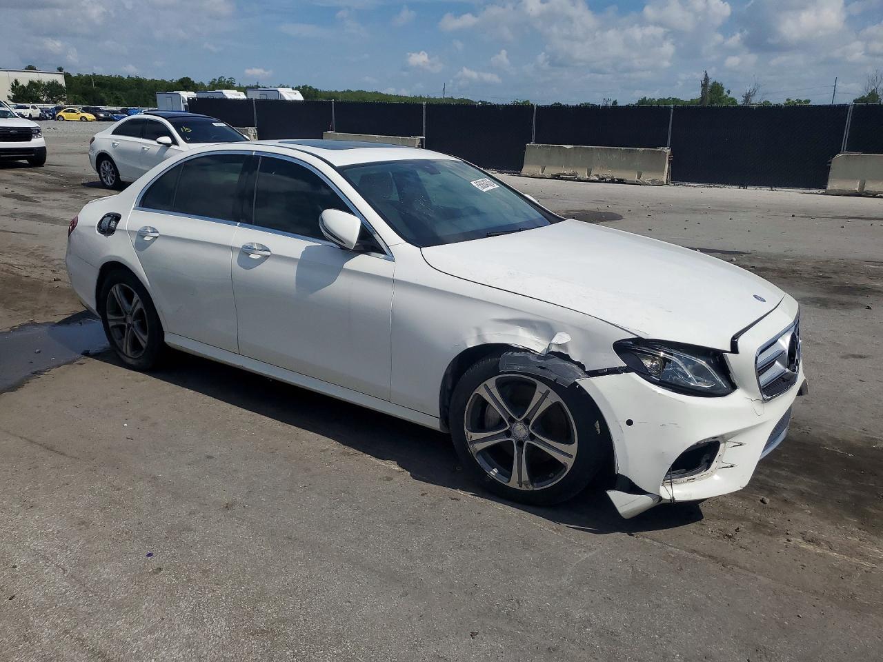 2017 Mercedes-Benz E 300 - Фото 4