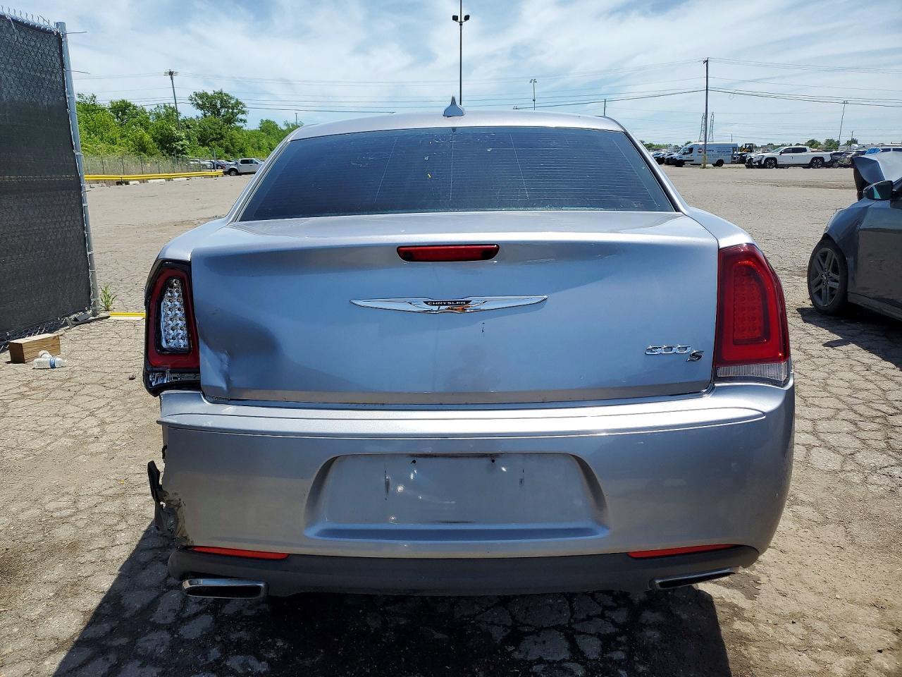 2018 Chrysler 300 S - Image 6