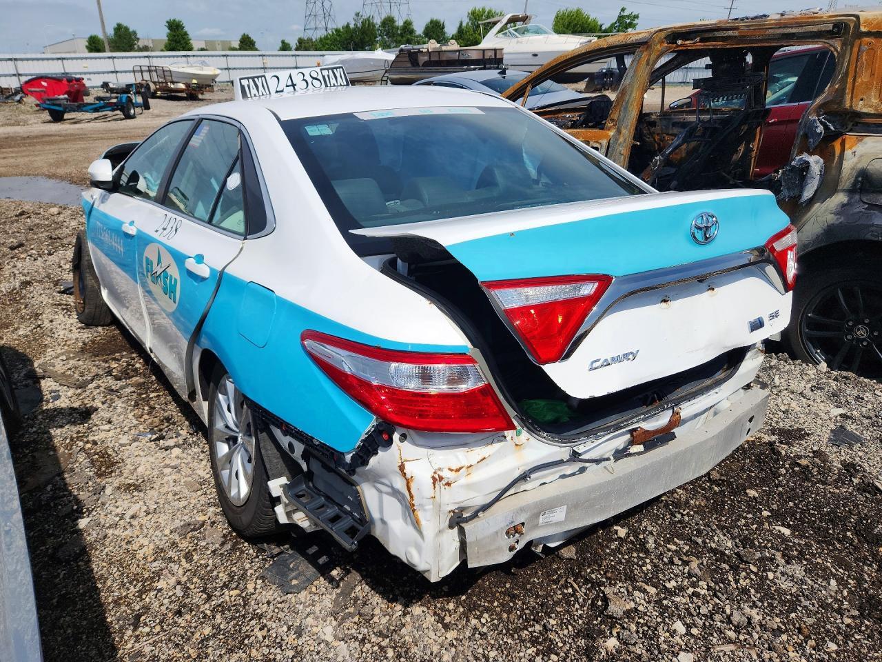 2016 Toyota Camry Hybrid Le - Фото 2