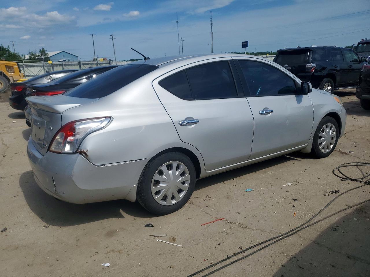 2014 Nissan Versa 1.6 S - Фото 3