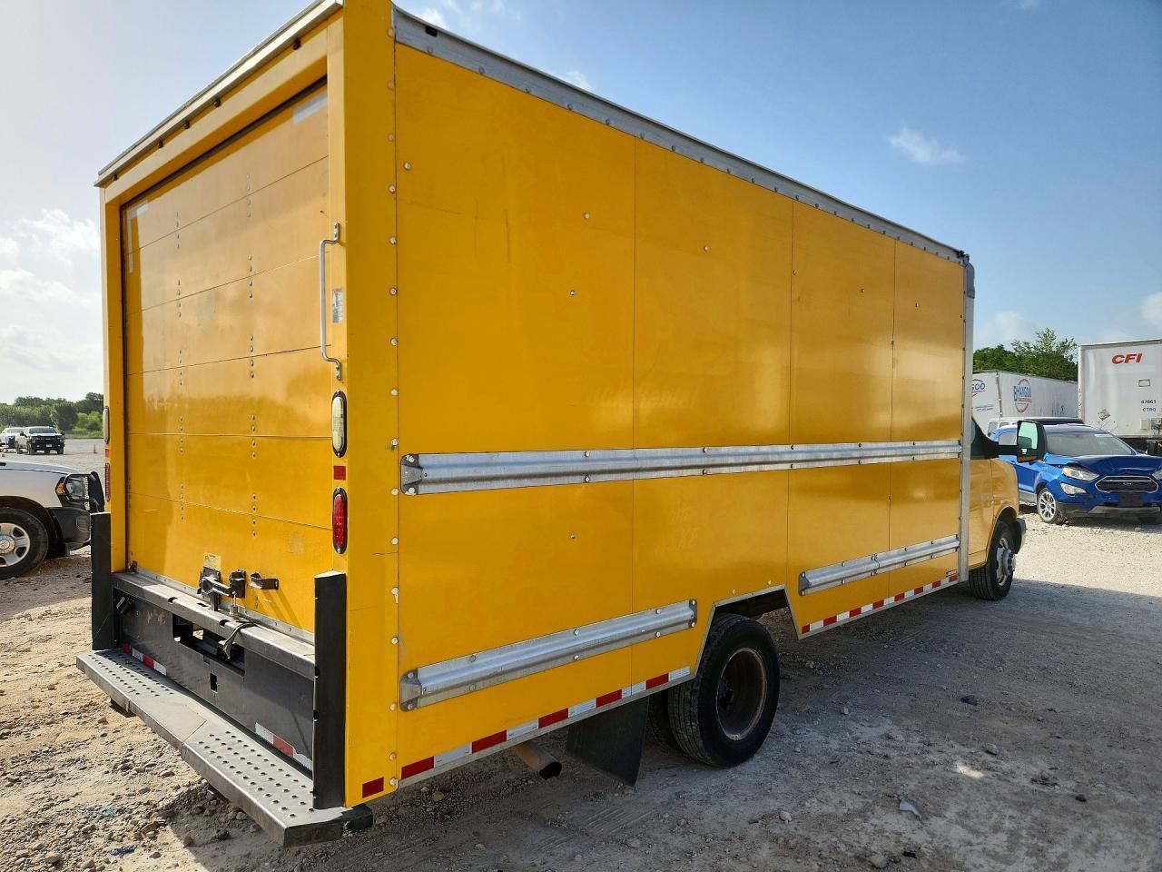 2015 GMC Savana Cutaway G3500 - Фото 3