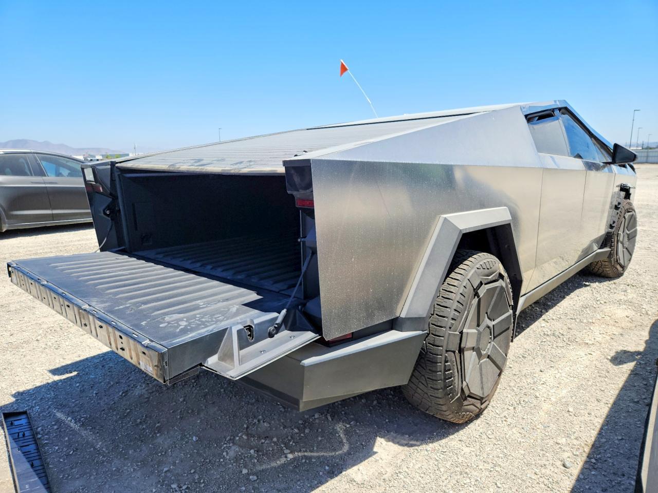 2024 Tesla Cybertruck - Фото 3