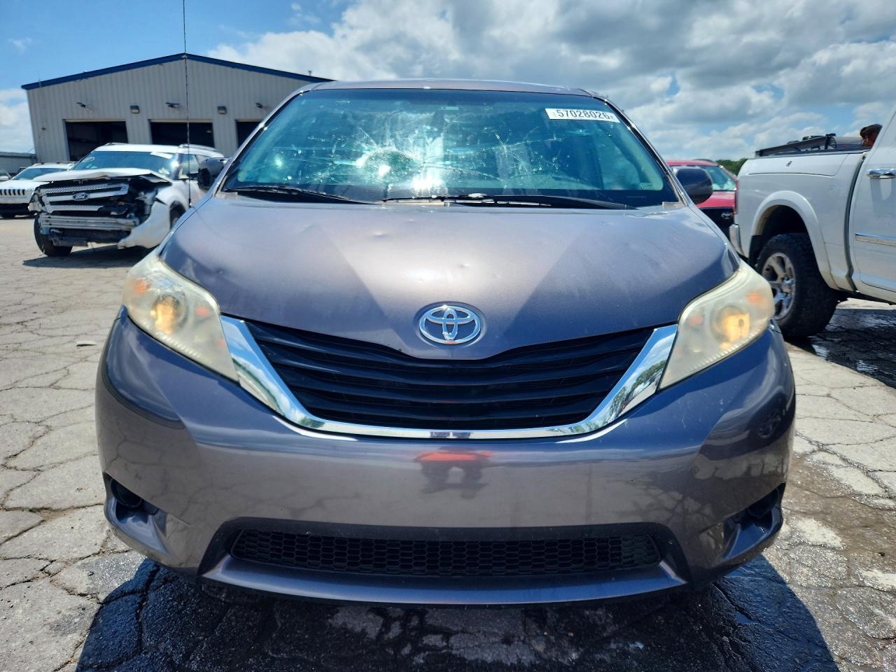2012 Toyota Sienna Le - Image 5