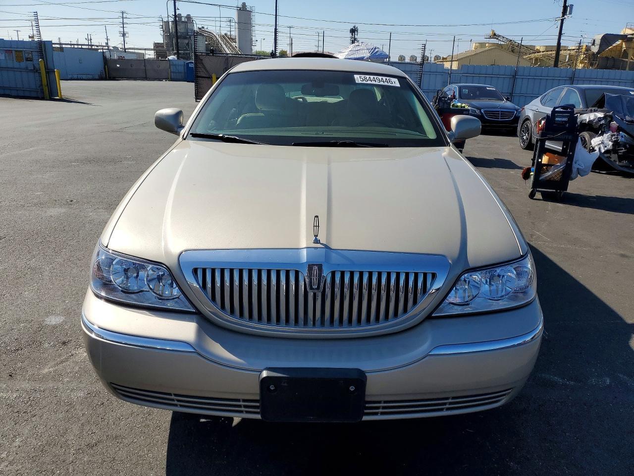 2010 Lincoln Town Car Signature Limited - Image 5
