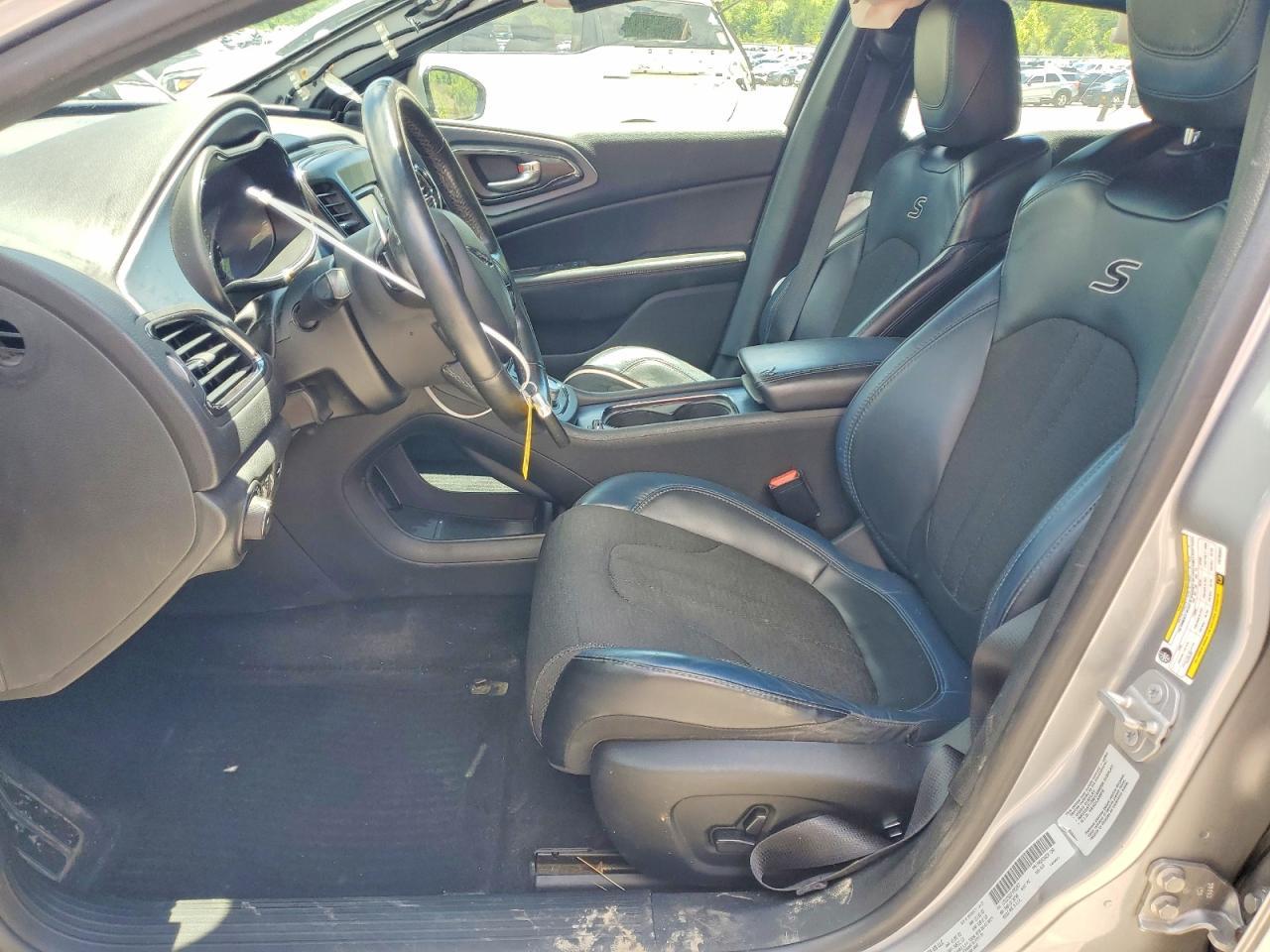 2015 Chrysler 200 S - Image 7