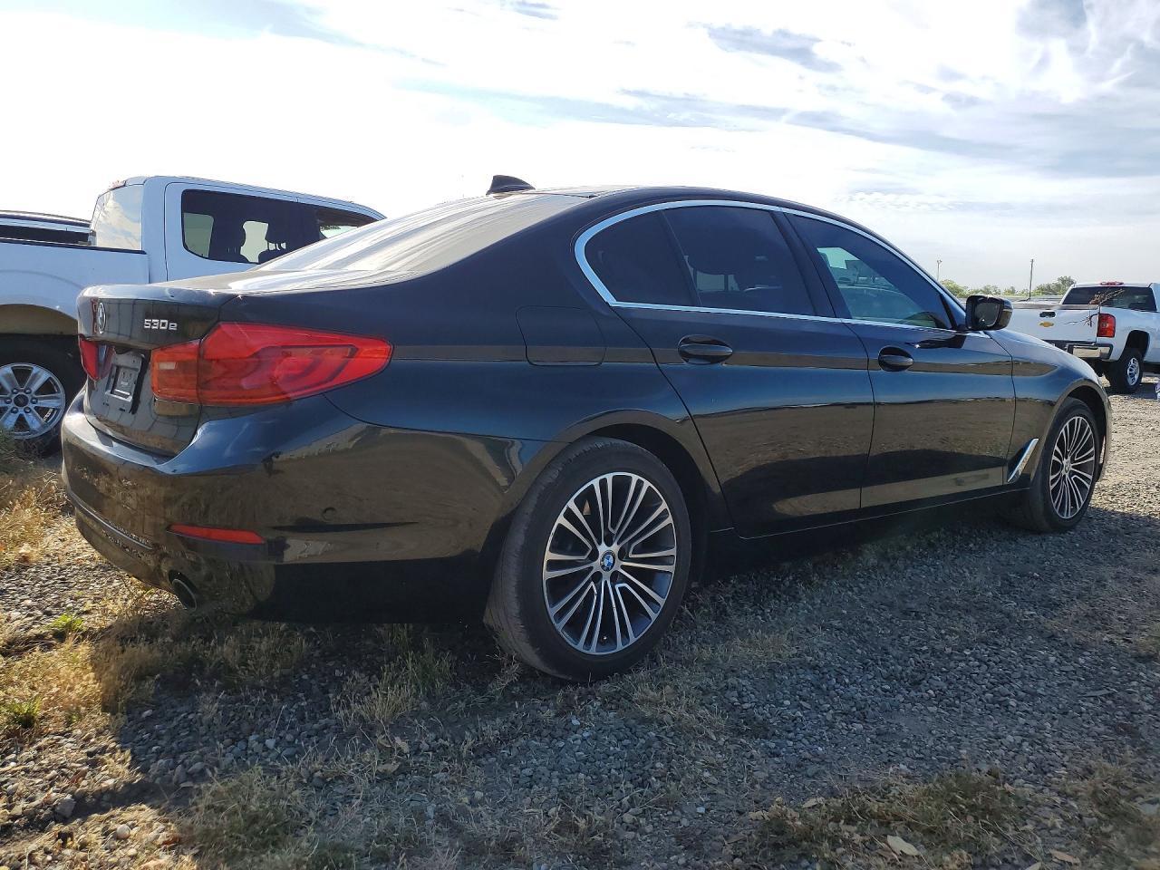 2020 BMW 530E - Фото 3