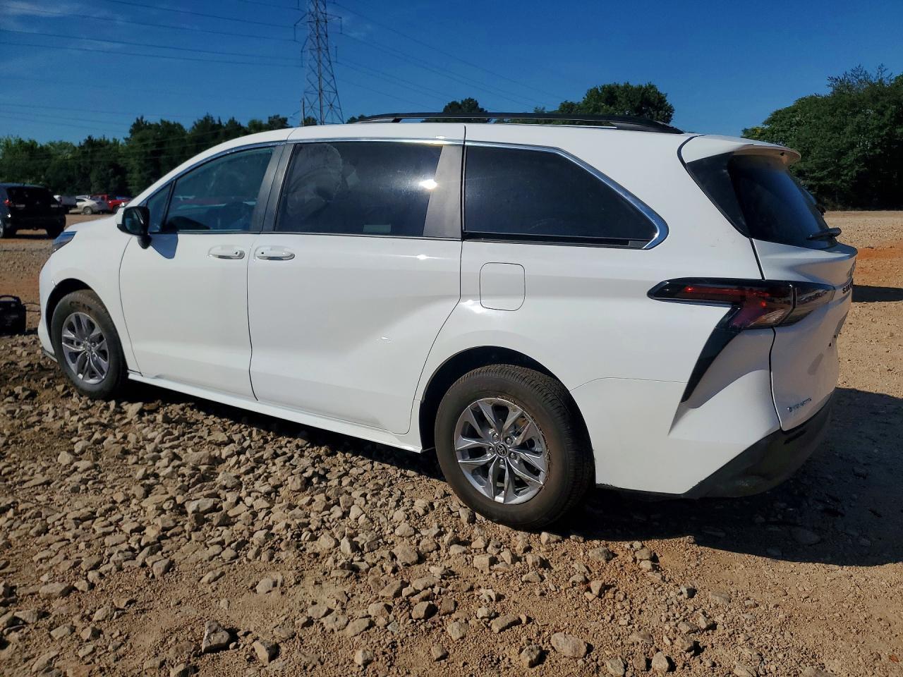 2026 Toyota Sienna Le - Image 2