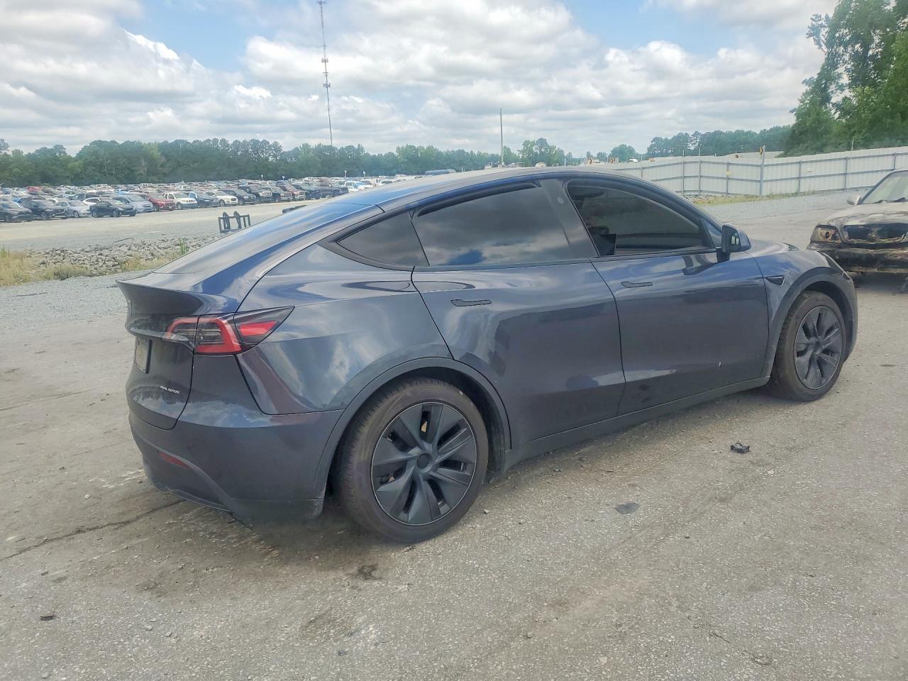 2025 Tesla Model Y - Фото 3