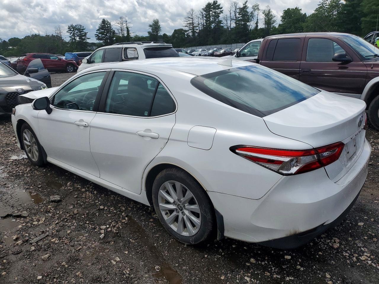 2020 Toyota Camry Le - Фото 2