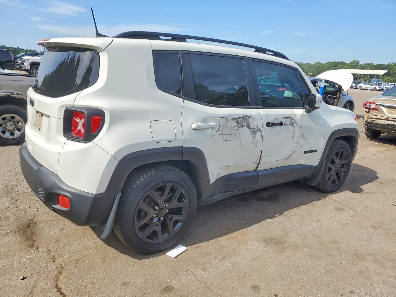 2018 Jeep Renegade Latitude - Image 3