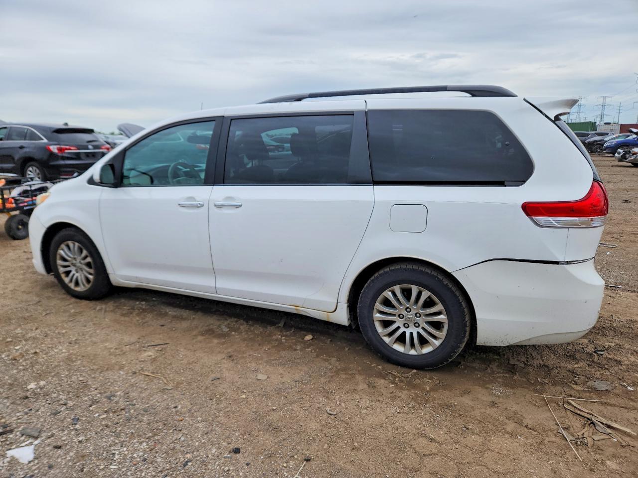 2013 Toyota Sienna Xle 8-Passenger - Фото 2