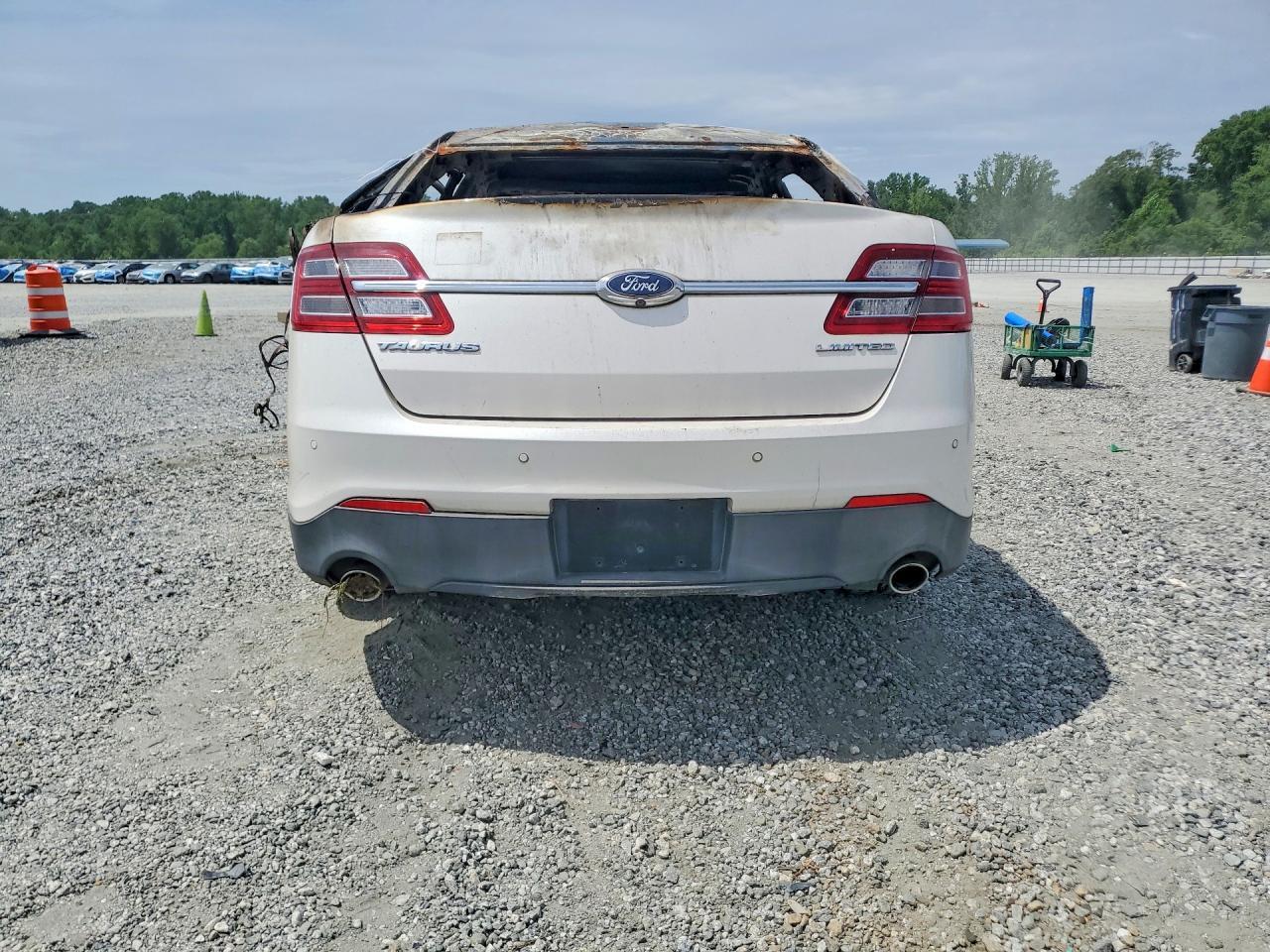 2015 Ford Taurus Limited - Image 6